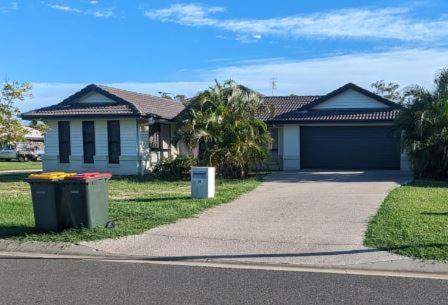 Christa's 4bedroom Entire Private House Holiday home *